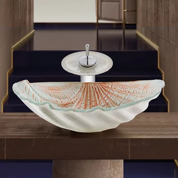 Мивка за баня за съвременно изкуство, лесен скандинавски лампа за баня, мивка от морската мивки, домакински тоалетна, изработени от закалено стъкло над мивката. Изображение